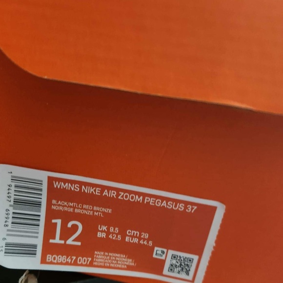 Nike Tennis Shoes - Picture 2 of 3